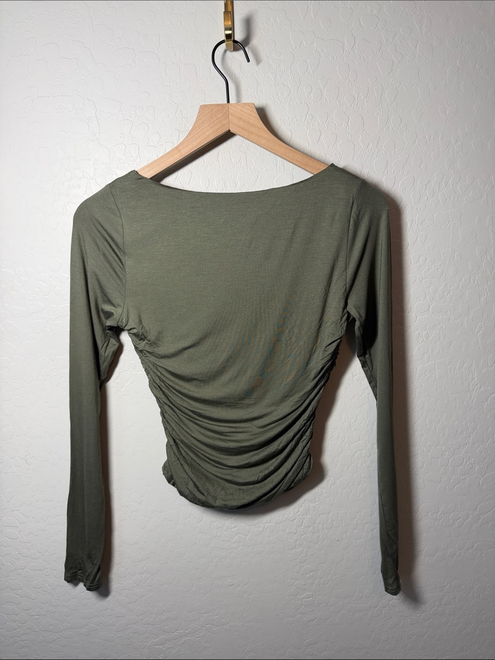 NWT Meshki Sutton Ruched Long Sleeve Deep V Neck Blouse Size M - Picture 4 of 4